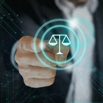 内容合规编辑在核对版权与来源标注：桌上摊着打印的引用清单与一支笔，屏幕显示联机小游戏条目页面的来源备注，光线清冷